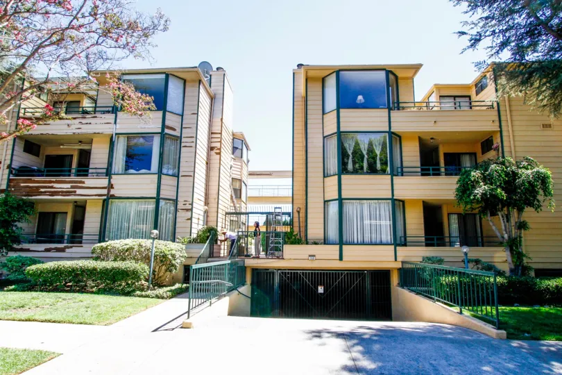 The view of 350 W Loraine St in Glendale California