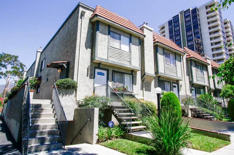 The building at 405 Pioneer Dr in Glendale California