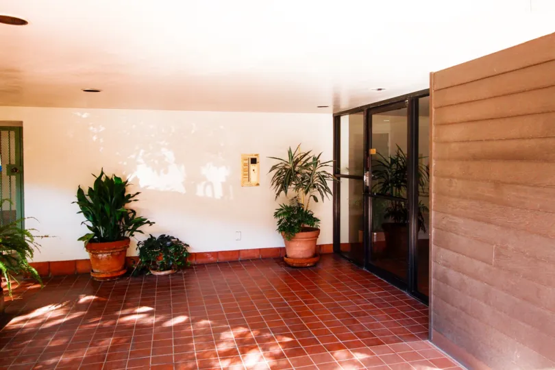 The foyer leading into 412 N Kenwood St