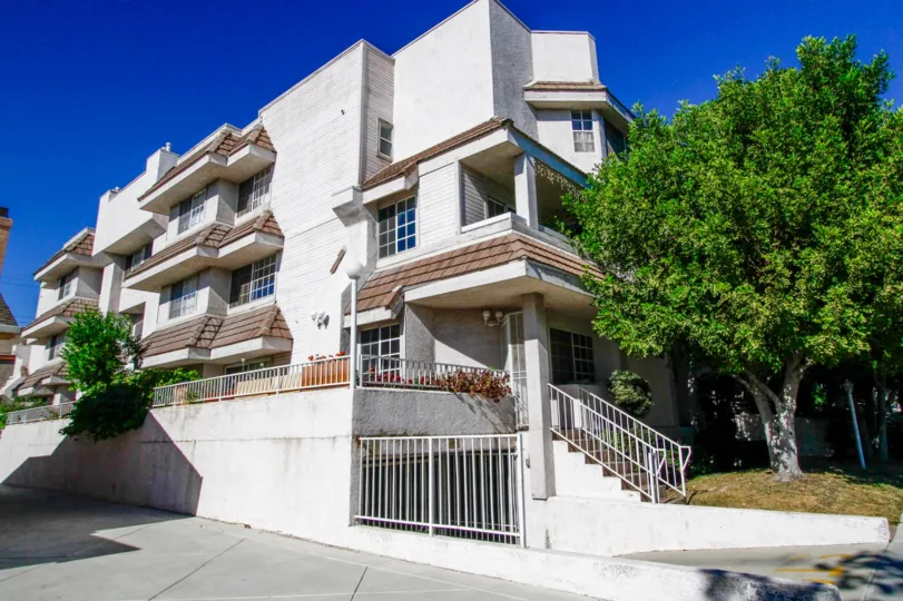 The building at 415 W Lexington Dr in Glendale California
