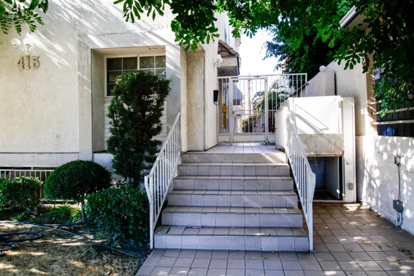 The entrance into 415 W Lexington Dr in Glendale California