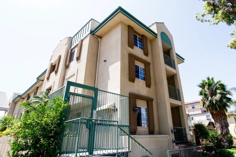 The building at 420 W Wilson Ave