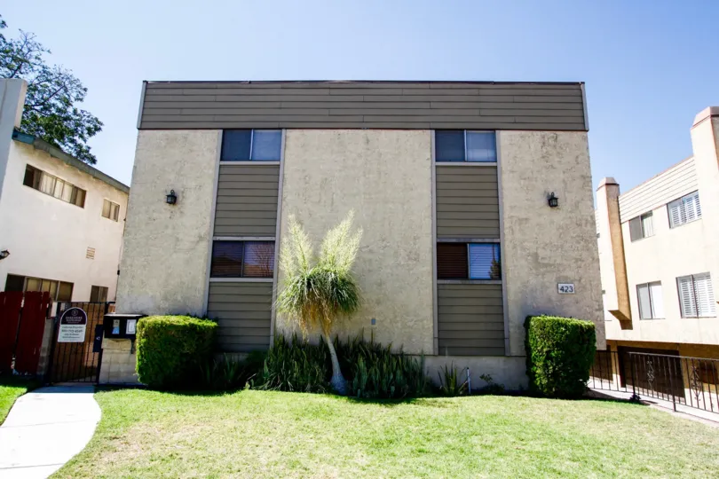 The building at 423 Thompson Ave in Glendale California