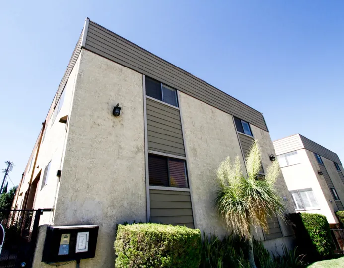 The windows at 423 Thompson Ave in Glendale California
