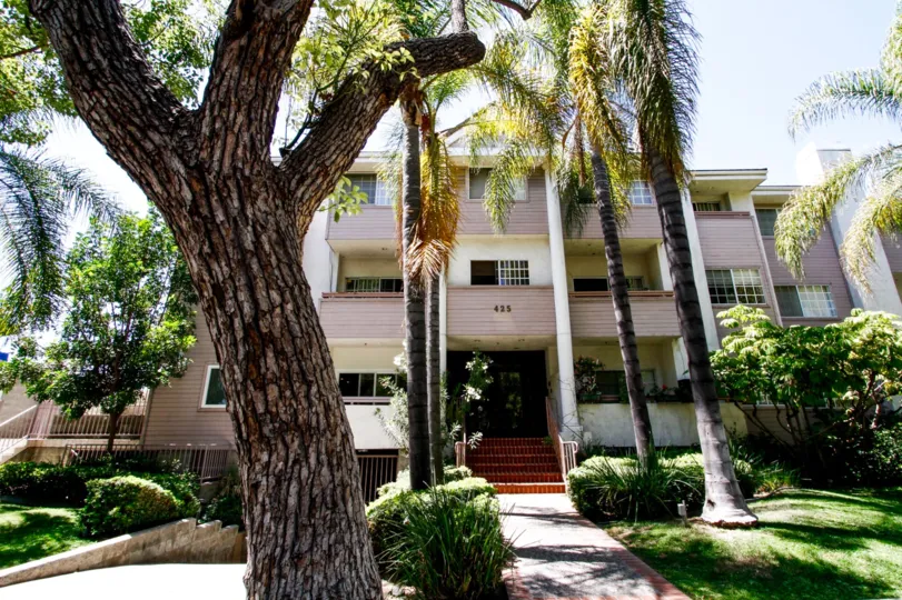The building at 425 Piedmont Ave in Glendale California