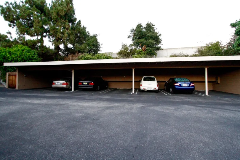 The parking for 431 W Lexington Dr in Glendale California