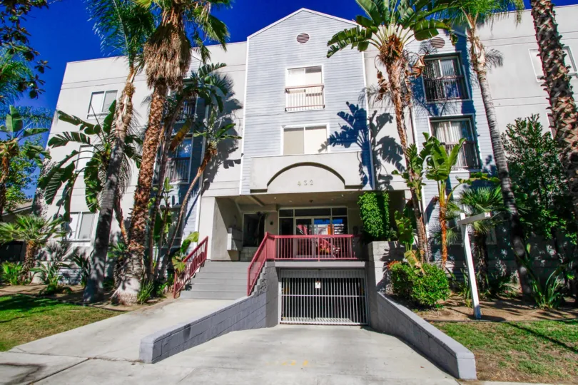The parking for 432 N Kenwood St in Glendale California