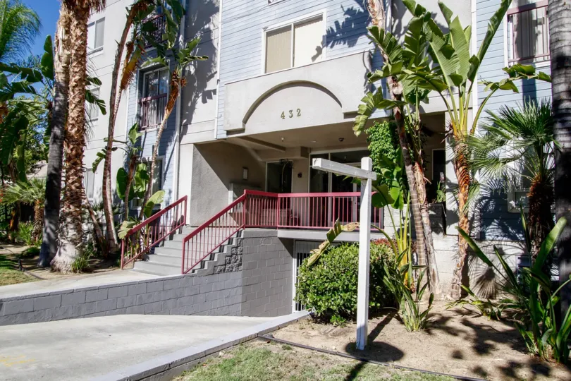 The entrance into 432 N Kenwood St in Glendale California