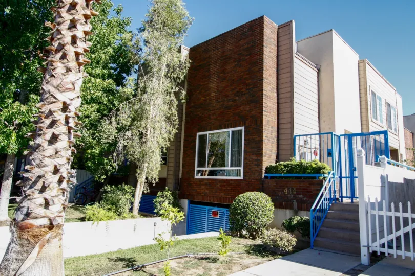The building at 444 Milford Villas in Glendale California