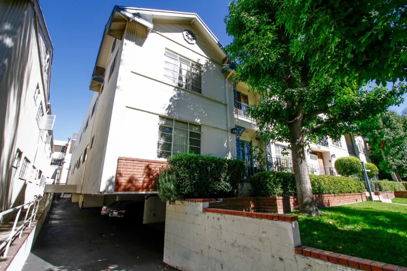 The building at 504 N Louise St