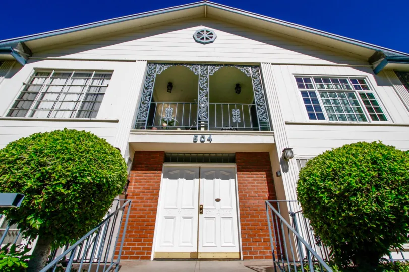 The entrance into 504 N Louise St in Glendale California