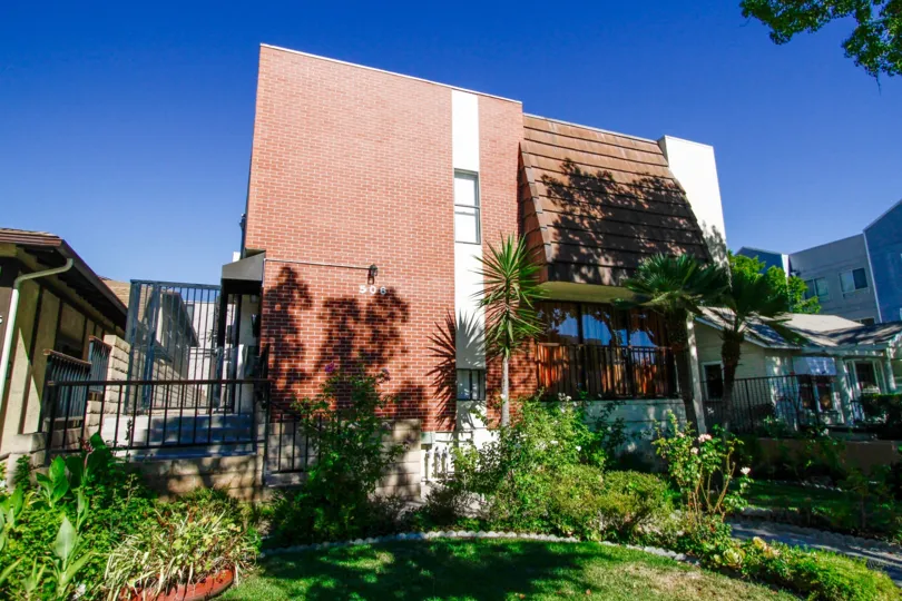 The building at 506 N Kenwood St