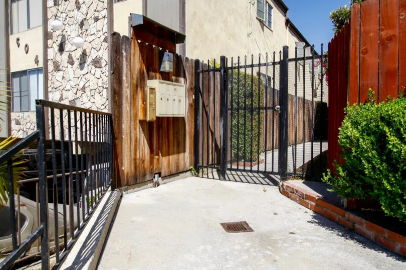 The gate into 508 Porter St