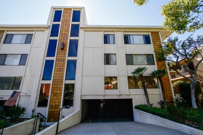 The building at 515 N Kenwood St in Glendale California