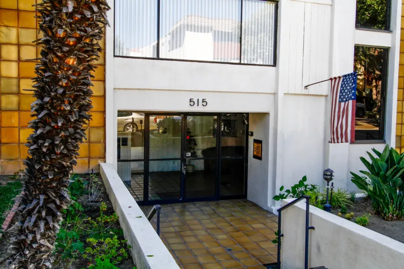 The entrance into 515 N Kenwood St in Glendale California