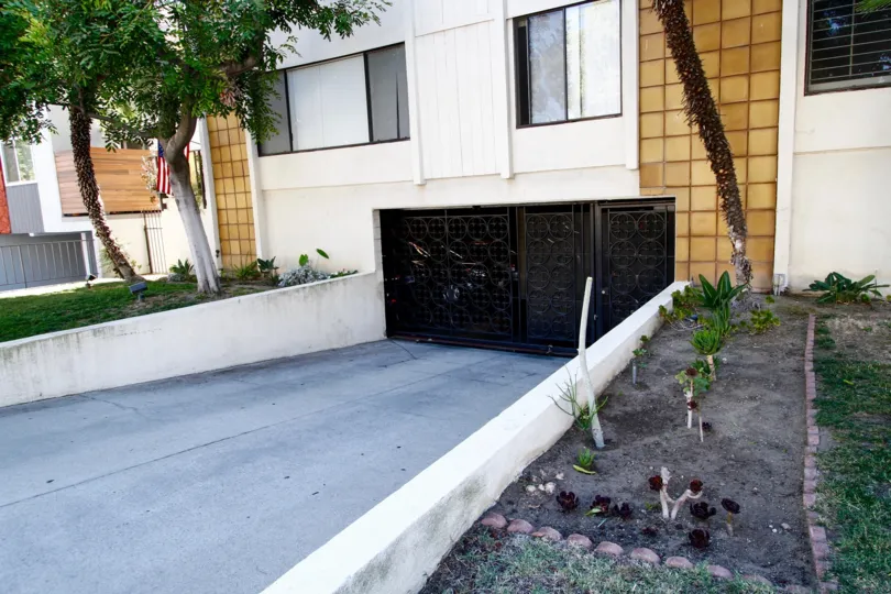 The parking for 515 N Kenwood St