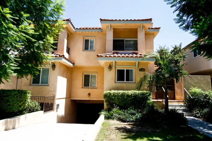 The building at 536 N Maryland Ave in Glendale California