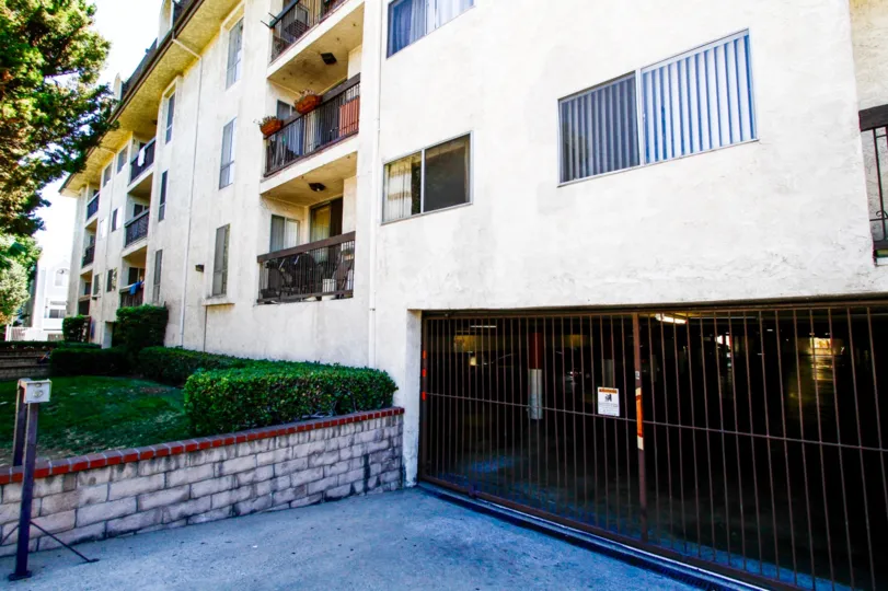 The parking for 570 W Stocker St in Glendale California