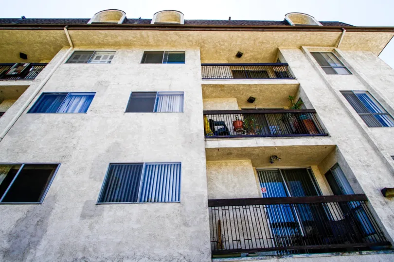 The balconies at 570 W Stocker St