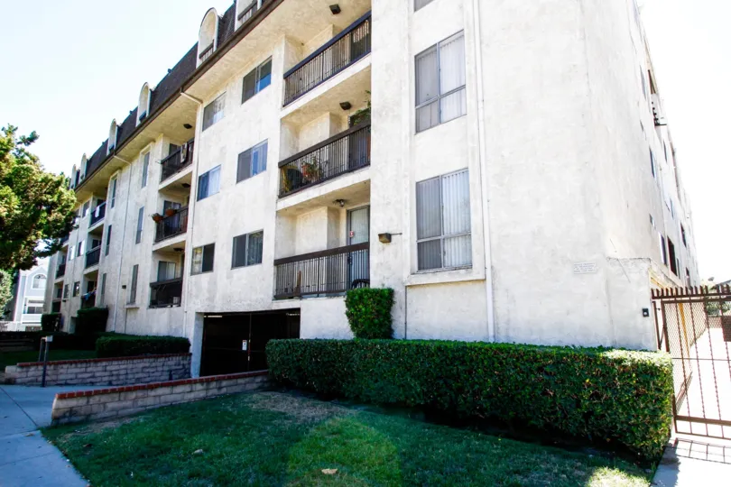 The building at 570 W Stocker St