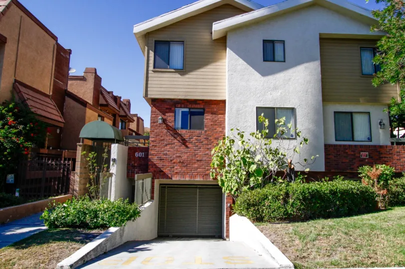 The building at 601 W Lexington Dr in Glendale California