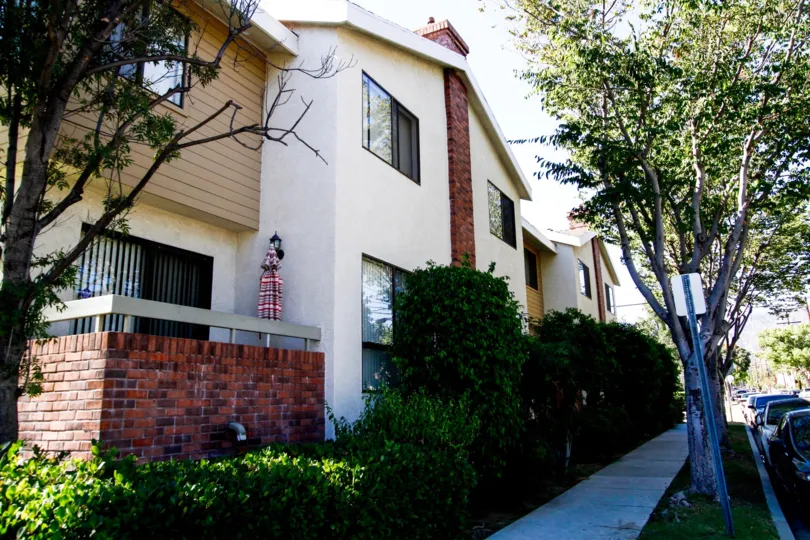The sidewalk beside 601 W Lexington Dr in Glendale California