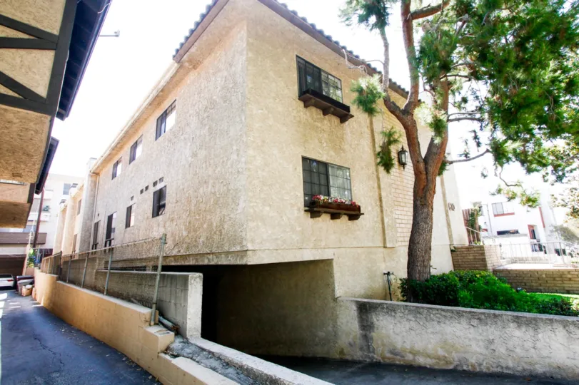 The buiding at 610 N Isabel St in Glendale California