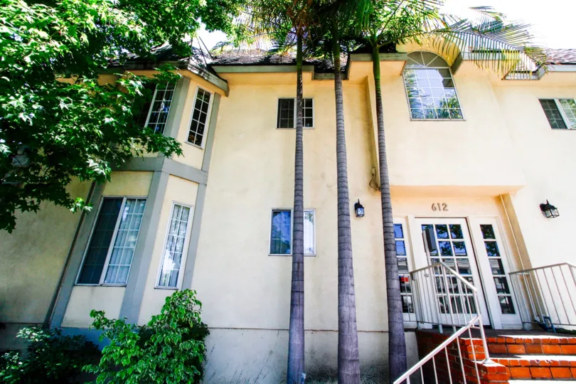 The building at 612 N Colmbus Ave