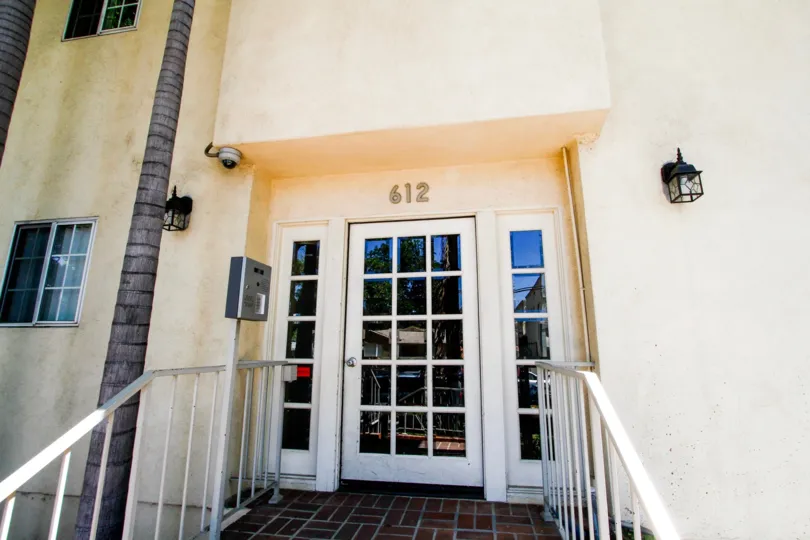 The entrance into 612 N Columbus Ave in Glendale California