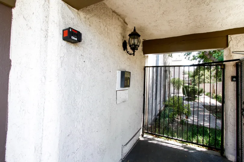 The foyer into 818 E Acacia Ave in Glendale California