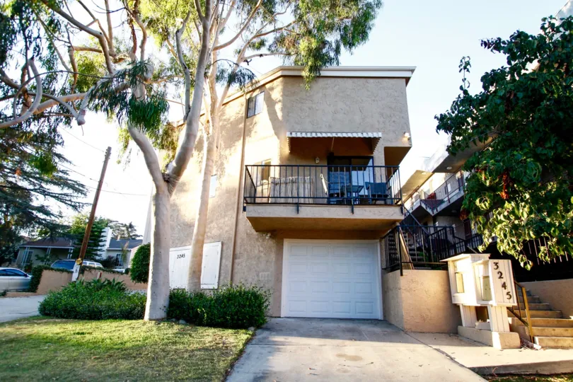 The view of Altura Avenue from the side