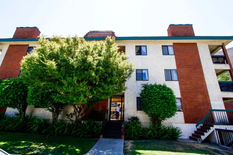 The entrance into Burchette Villas in Glendale California