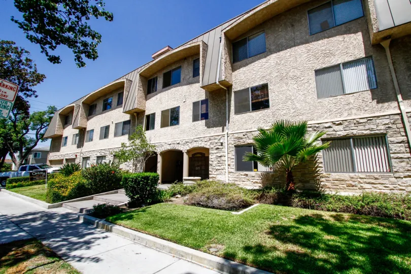 The yard in front of California Towers in Glendale California