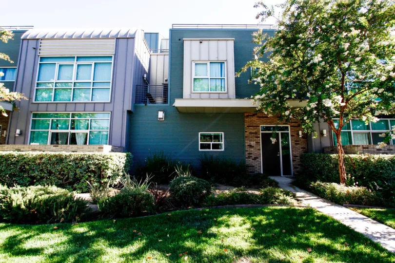 The yard in front of Doran Lofts in Glendale California