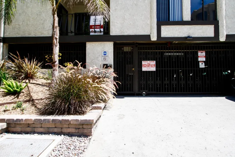 The parking for El Patio De La Vista