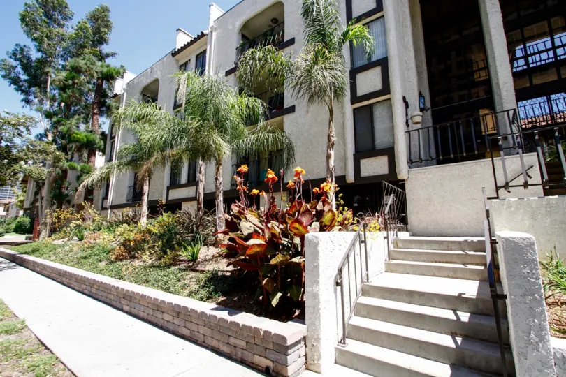 The landscaping around El Patio De La Vista in Glendale California