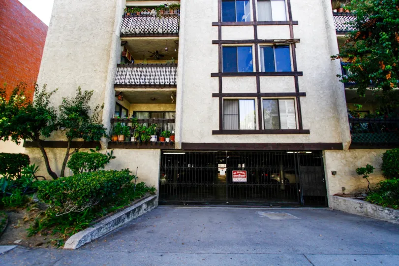 The parking for El Patio De Oro in Glendale California