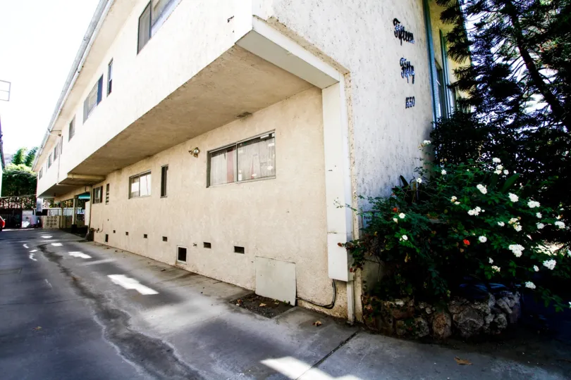 The drive behind Fifteen Fifty  in Glendale California