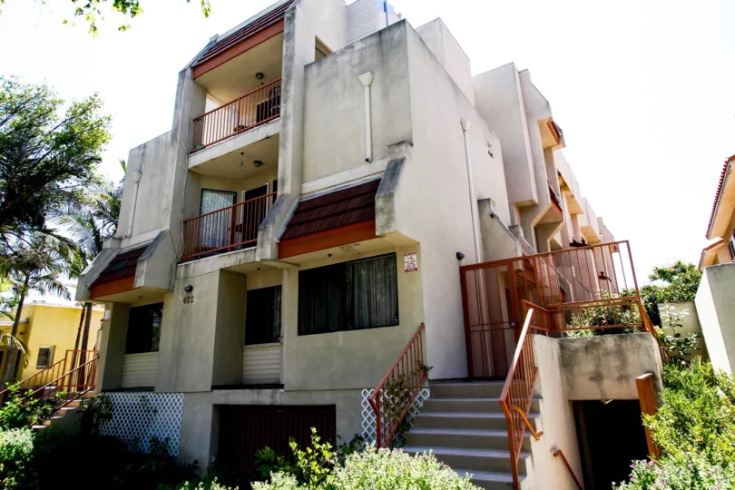 The entrance into Hawthrone Villas in Glendale California