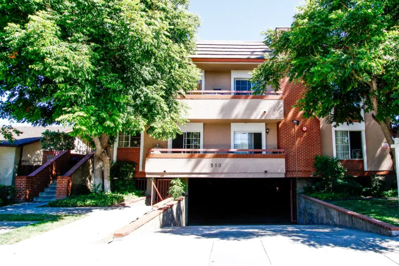 The drive into Justin Villas in Glendale California