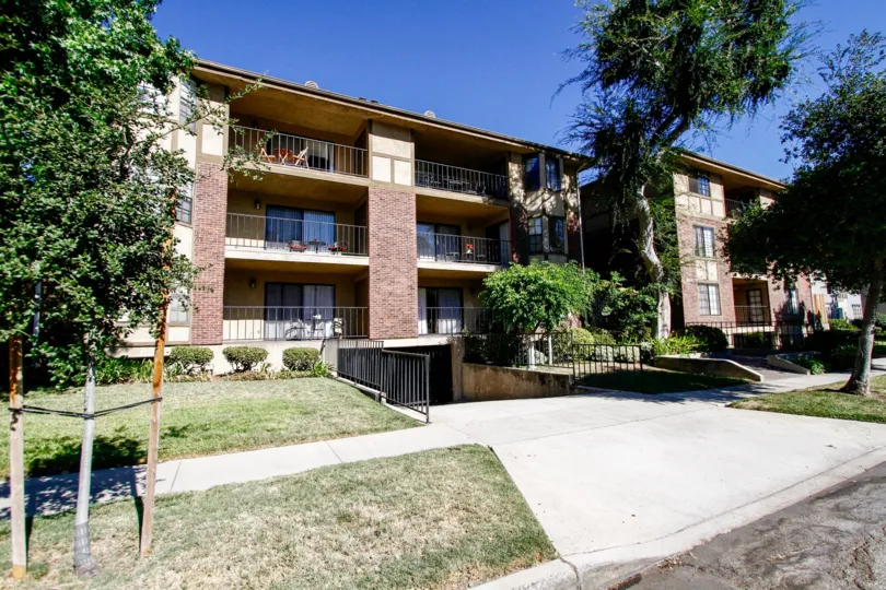 The Louise Oaks building in Glendale California