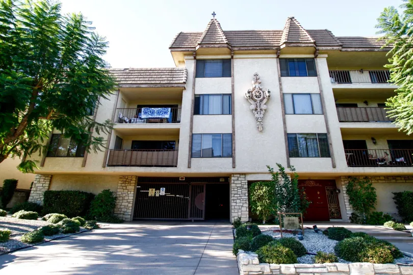 The building at Masion de Ville at Glendale California