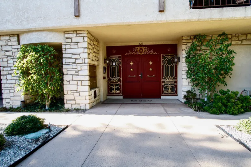 The entrance into Masion de Ville in Glendale California