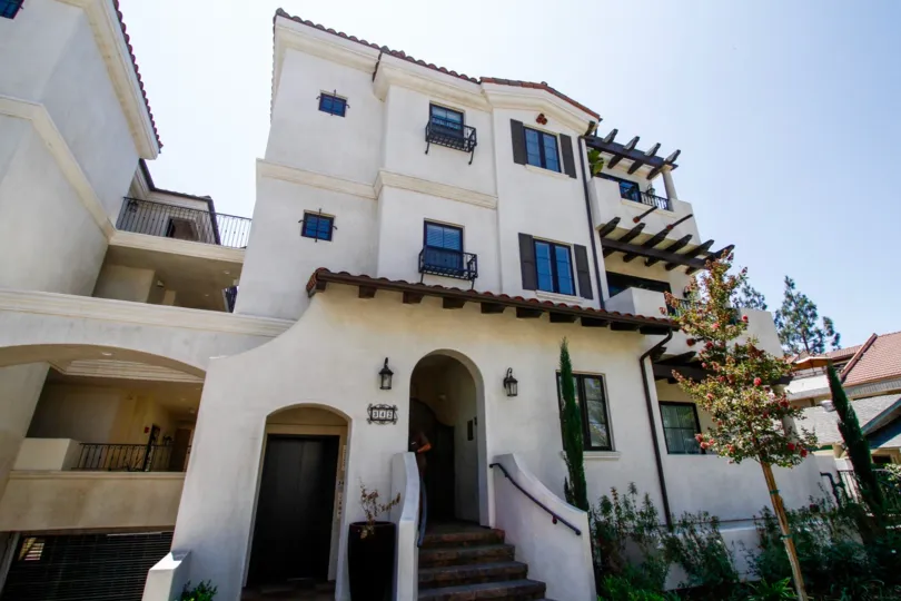The entrance into Myrtle Villas in Glendale California