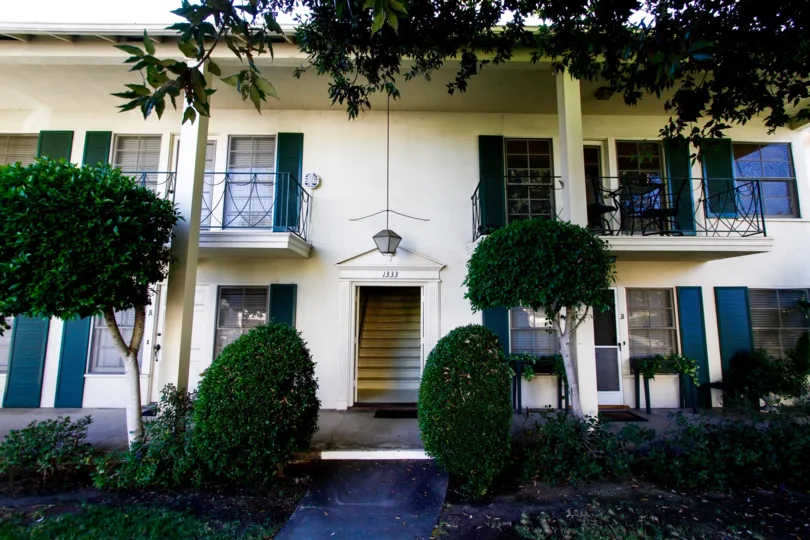 The entrance into Oakmont Manor in Glendale California