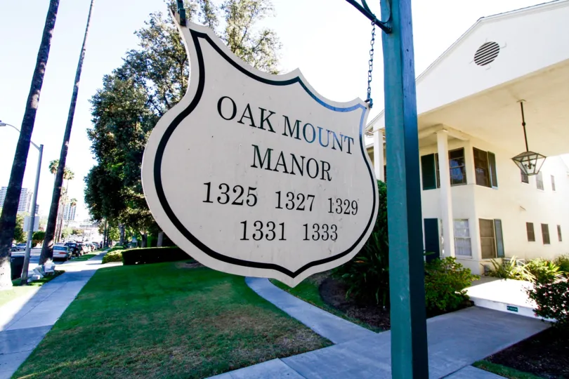 The sign for Oakmont Manor