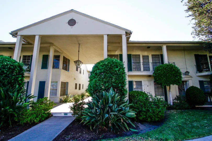 The entryway into Oakmont Manor