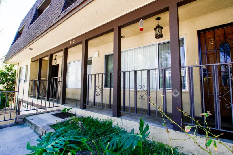 The entryway into Palm Drive in Glendale California