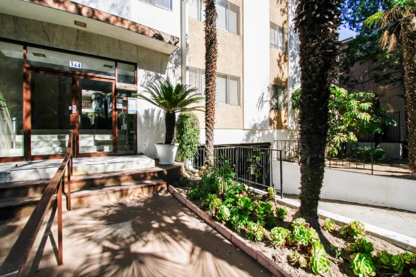 The entryway into Royal Arms in Glendale California