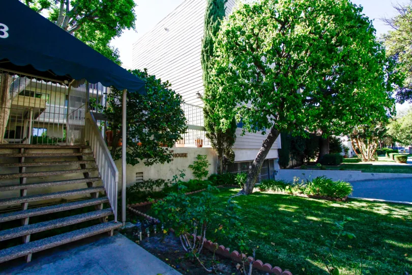 The yard in front of The Laurel House in Glendale California